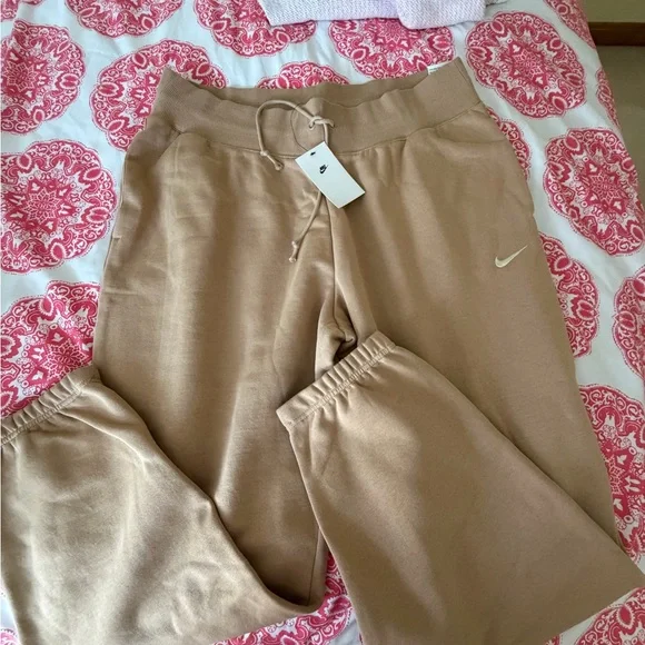 Nike Women's Sweatpants - Picture 1 of 5